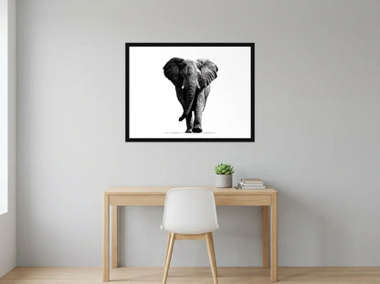 Tableau éléphant gravure face noir et blanc en toile encadrée noire, présenté dans un intérieur chaleureux