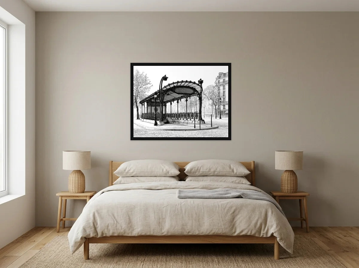 Tableau entrée de métro parisienne noir et blanc en toile encadrée noire, présenté dans une chambre aux tons lin et grège