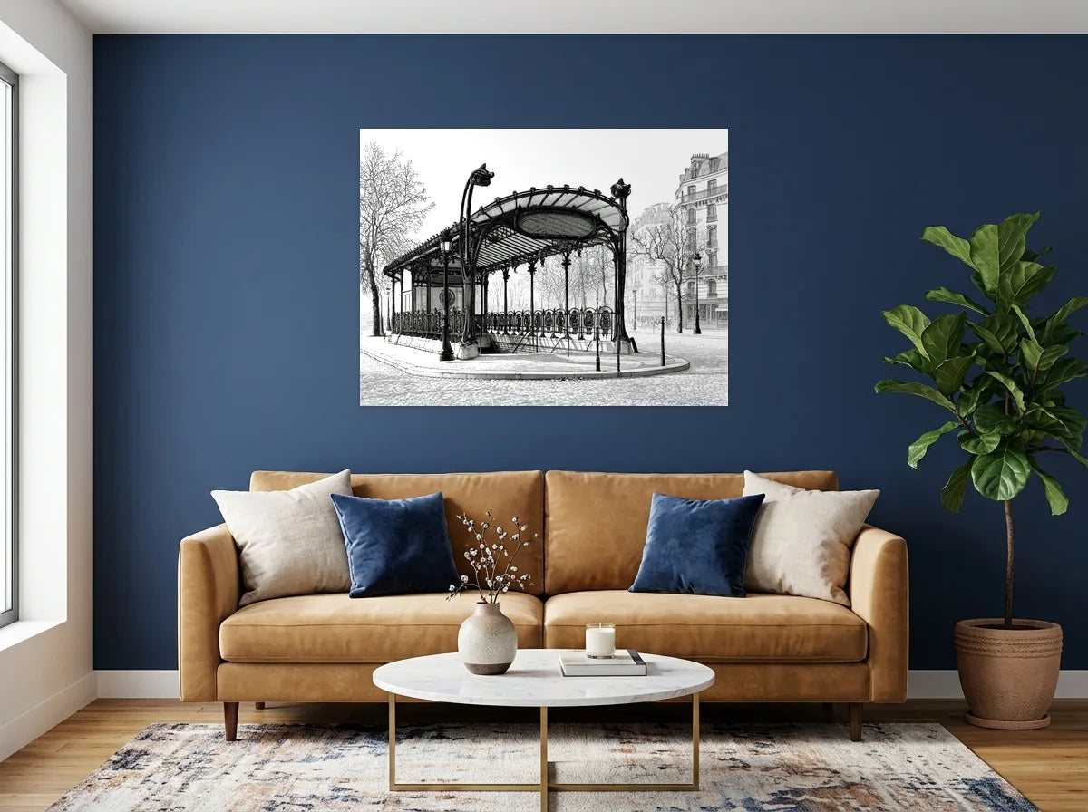 Tableau entrée de métro parisienne noir et blanc sur toile 2 cm, présenté dans un salon aux murs bleu nuit