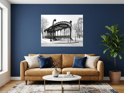 Tableau entrée de métro parisienne noir et blanc sur toile 2 cm, présenté dans un salon aux murs bleu nuit