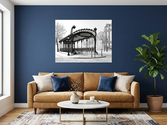 Tableau entrée de métro parisienne noir et blanc sur toile 2 cm, présenté dans un salon aux murs bleu nuit