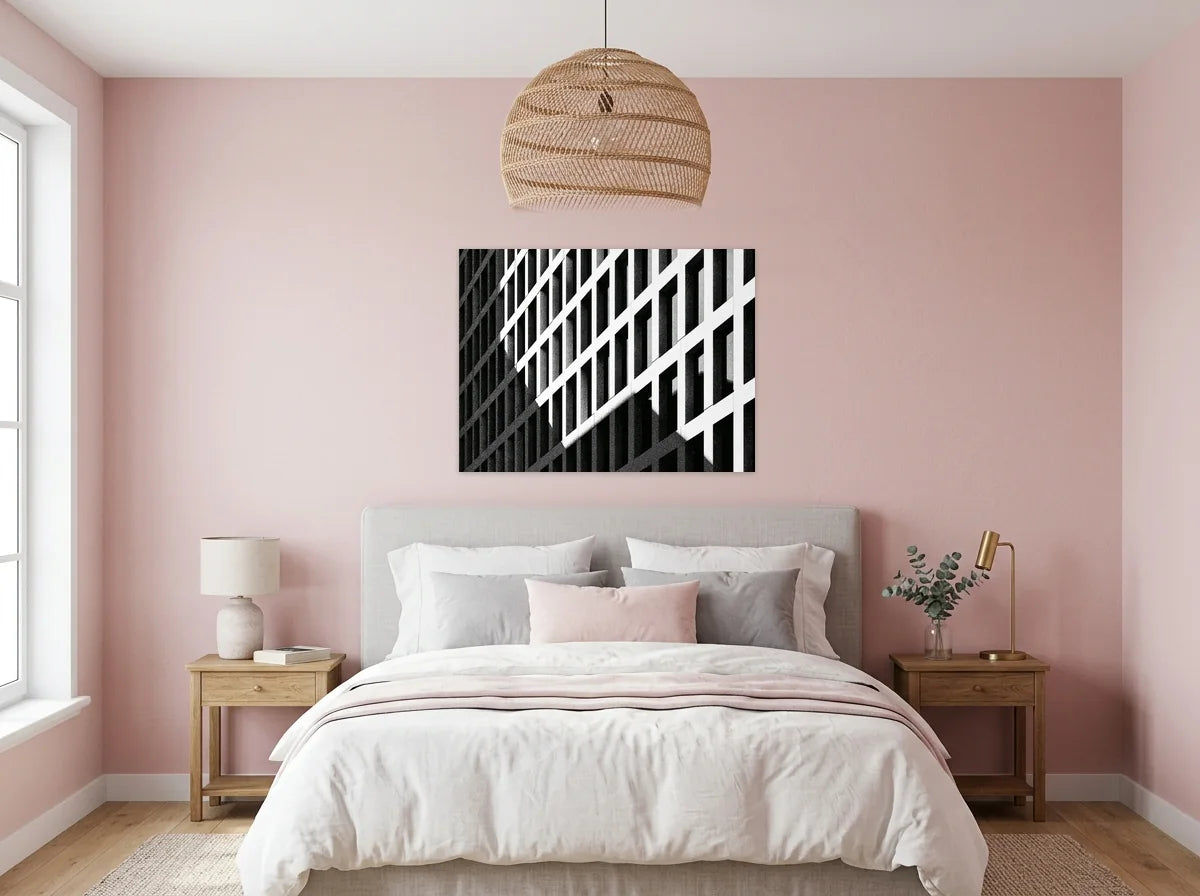 Tableau façade d’immeuble moderne noir et blanc sur toile 2 cm, présenté dans chambre aux murs rose poudré
