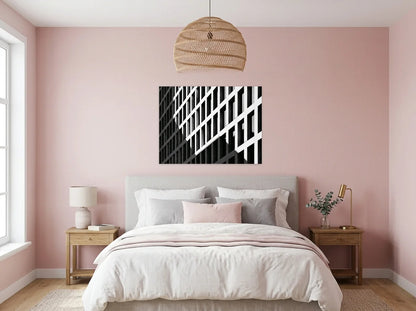 Tableau façade d’immeuble moderne noir et blanc sur toile 2 cm, présenté dans chambre aux murs rose poudré