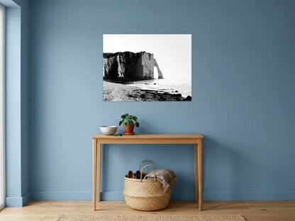 Tableau falaises d’étretat noir et blanc sur toile 2 cm, présenté dans entrée aux murs bleu poudré
