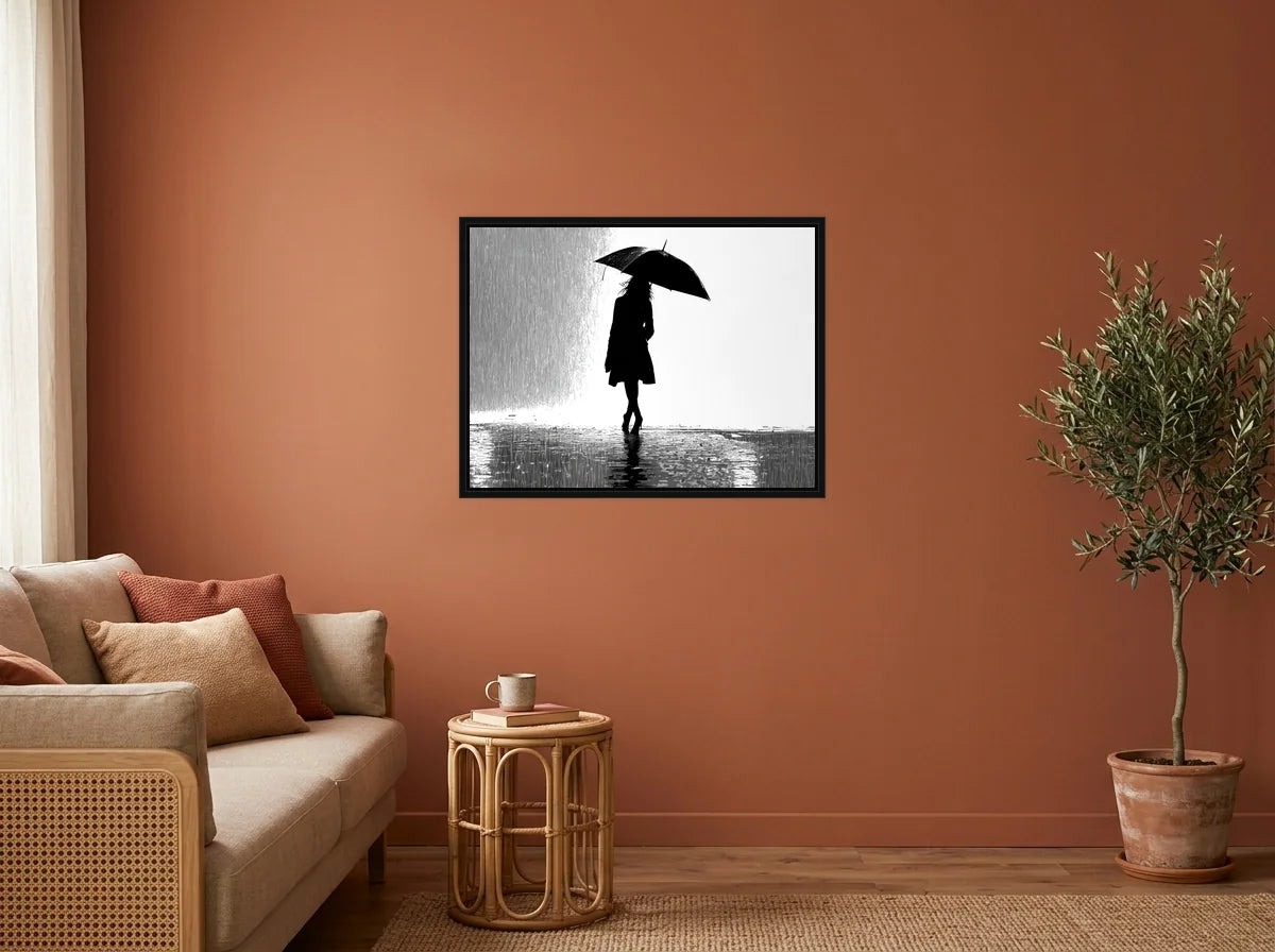 Tableau Femme au Parapluie noir et blanc en toile encadrée noire, présenté dans un salon aux murs terracotta