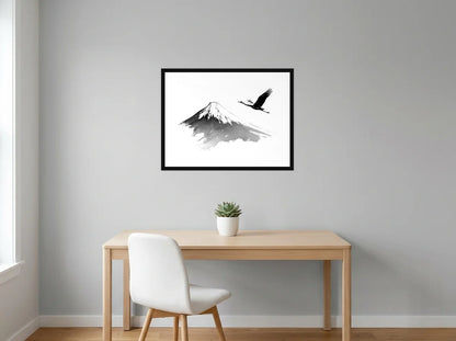 Tableau Fuji et Grue noir et blanc en toile encadrée noire, présenté dans : bureau gris clair lumineux