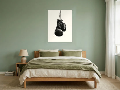Tableau Gants de Boxe Patinés noir et blanc sur toile 2 cm, présenté dans une chambre aux murs vert sauge
