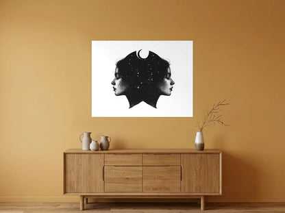 Tableau Gémeaux aux Étoiles noir et blanc sur toile 2 cm, présenté dans : salle à manger aux murs ocre