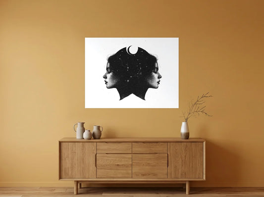 Tableau Gémeaux aux Étoiles noir et blanc sur toile 2 cm, présenté dans : salle à manger aux murs ocre