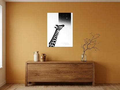 Tableau girafe sous les étoiles noir et blanc sur toile 2 cm, présenté dans une salle à manger aux murs ocre