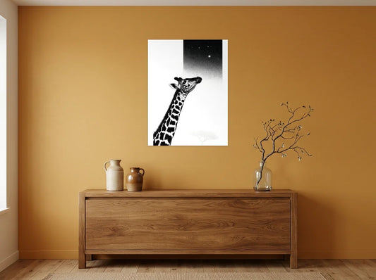 Tableau girafe sous les étoiles noir et blanc sur toile 2 cm, présenté dans une salle à manger aux murs ocre