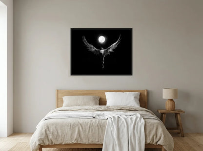 Tableau icare aux ailes déployées noir et blanc en toile encadrée noire, mis en scène dans : chambre aux tons lin et grège