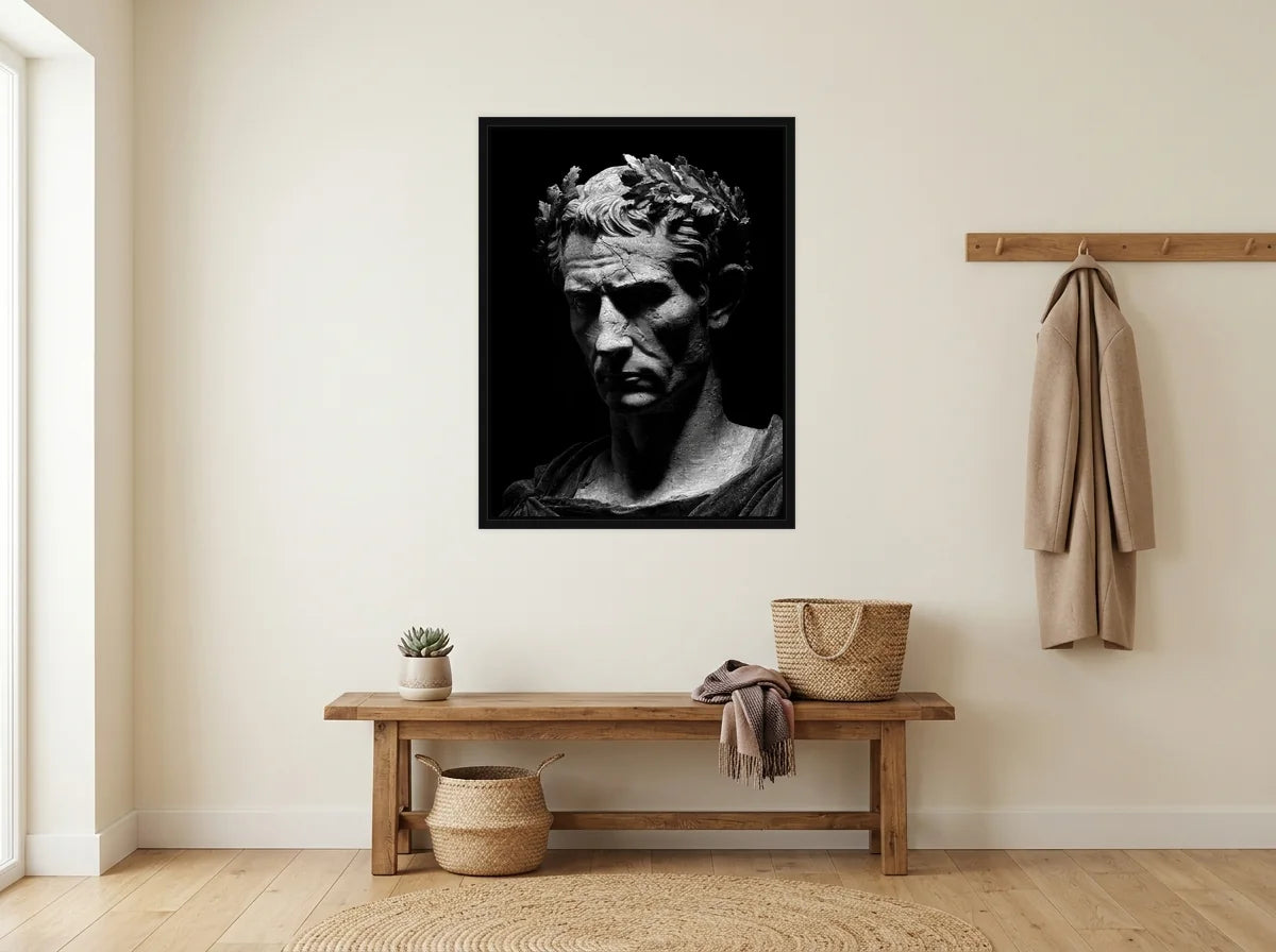 Tableau jules césar aux lauriers noir et blanc en toile encadrée noire, présenté dans : entrée crème avec banc en bois