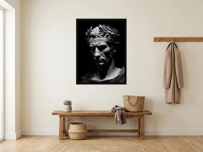 Tableau jules césar aux lauriers noir et blanc en toile encadrée noire, présenté dans : entrée crème avec banc en bois