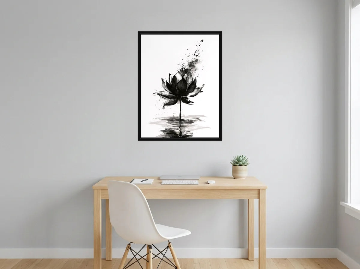 Tableau Lotus à l'Encre noir et blanc en toile encadrée noire, dans un bureau gris clair lumineux