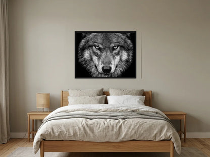 Tableau loup au regard perçant noir et blanc en toile encadrée noire, présenté dans : chambre aux tons lin et grège