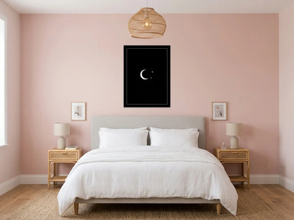 Tableau lune et étoiles noir et blanc sur toile 2 cm, présenté dans une chambre aux murs rose poudré