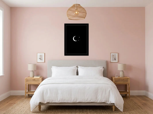 Tableau lune et étoiles noir et blanc sur toile 2 cm, présenté dans une chambre aux murs rose poudré
