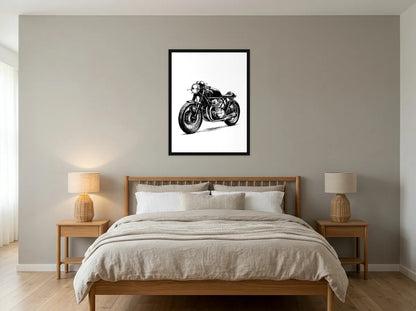 Tableau moto café racer classique noir et blanc en toile encadrée noire présenté dans une chambre aux tons lin