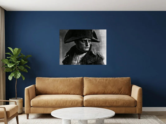 Tableau napoléon au bicorne noir et blanc sur toile 2 cm, présenté dans : salon aux murs bleu nuit
