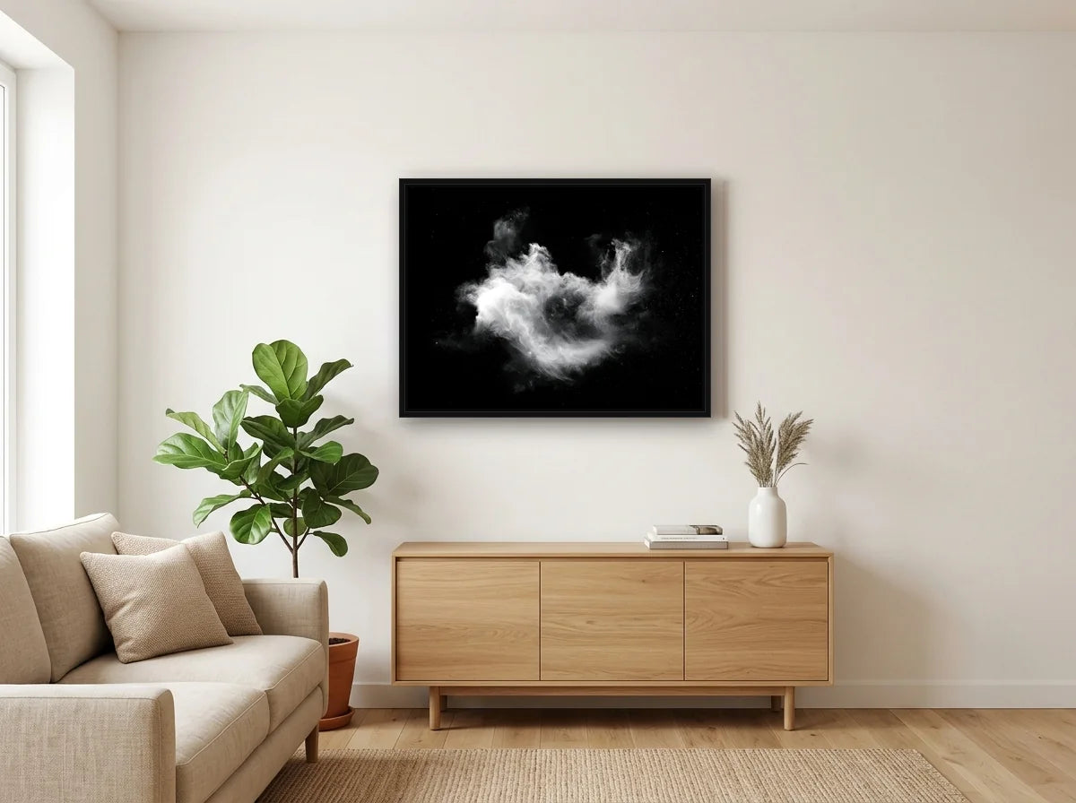 Tableau nébuleuse cosmique noir et blanc en toile encadrée noire, présenté dans un salon blanc chaleureux