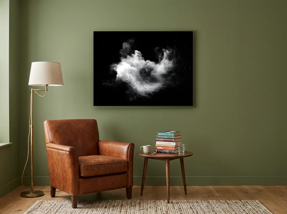 Tableau nébuleuse cosmique noir et blanc sur toile 2 cm, présenté dans un coin lecture aux murs vert olive