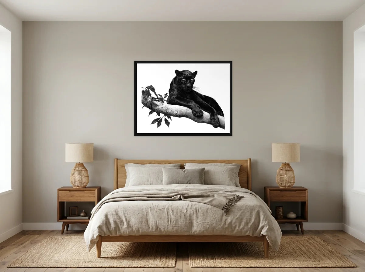 Tableau panthère noire sur branche en toile encadrée noire, présenté dans une chambre aux tons lin et grège