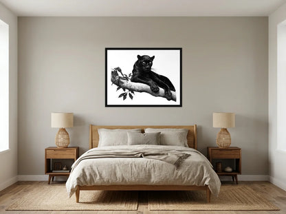 Tableau panthère noire sur branche en toile encadrée noire, présenté dans une chambre aux tons lin et grège
