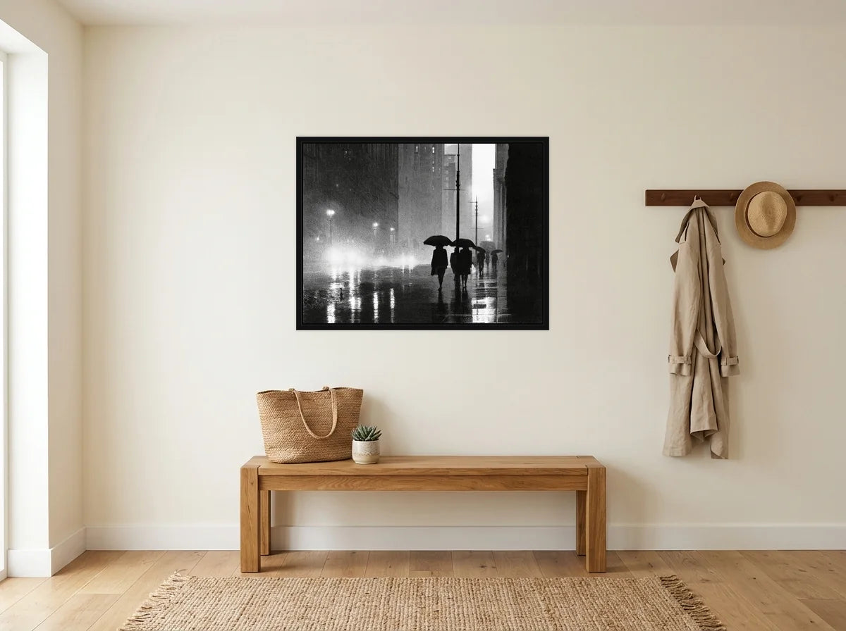 Tableau parapluies dans la brume noir et blanc en toile encadrée noire, présenté dans une entrée crème avec banc en bois