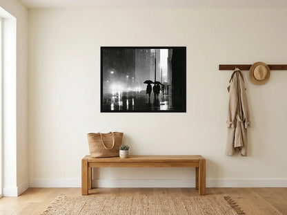 Tableau parapluies dans la brume noir et blanc en toile encadrée noire, présenté dans une entrée crème avec banc en bois