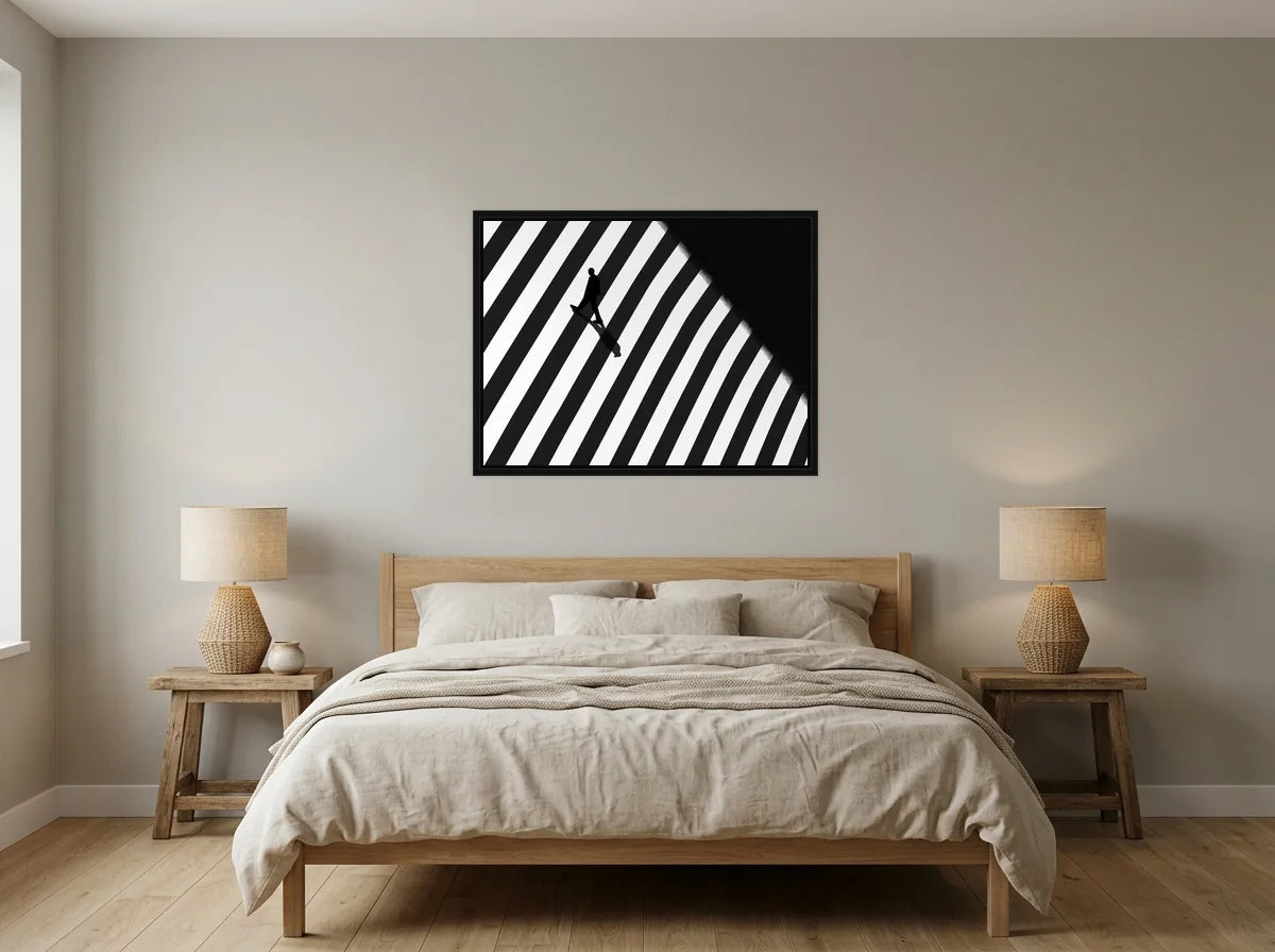 Tableau passage piéton graphique noir et blanc en toile encadrée noire, mis en scène dans : chambre aux tons lin et grège