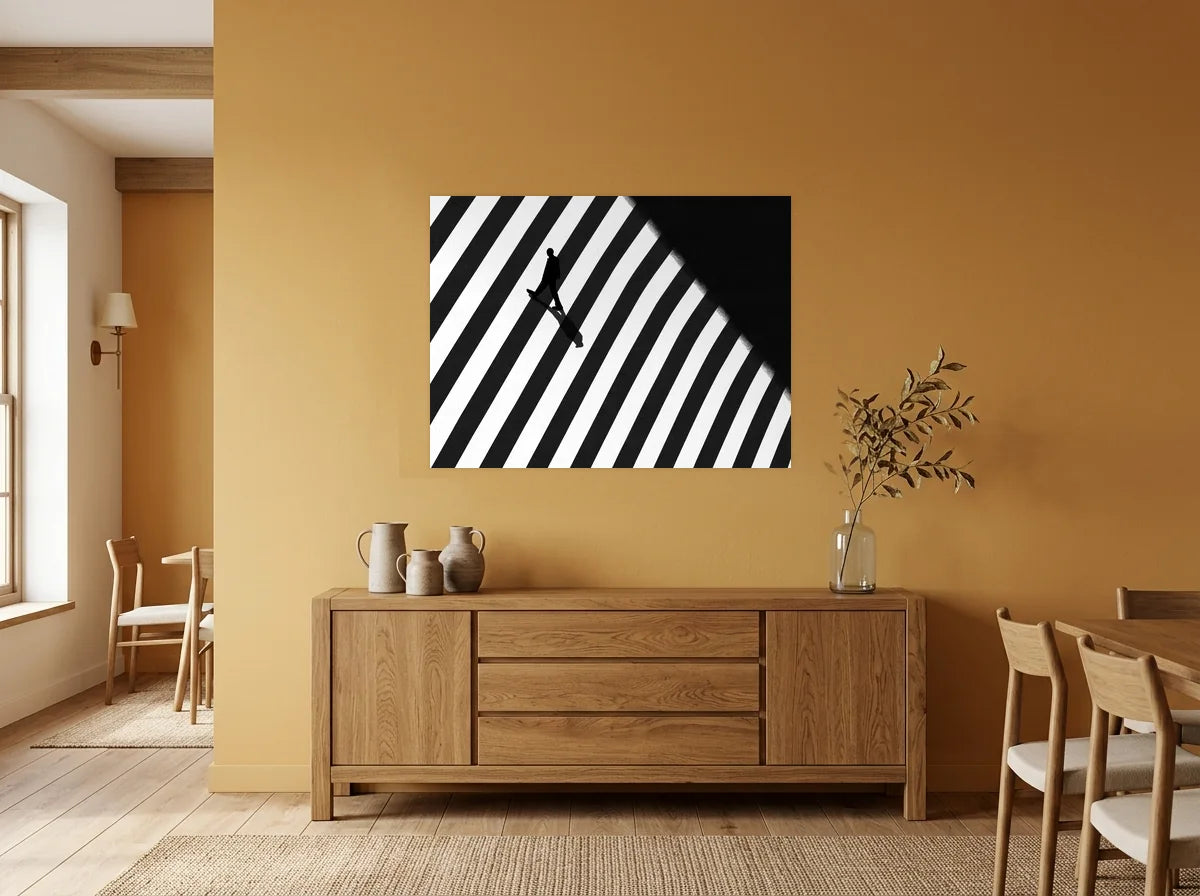 Tableau passage piéton graphique noir et blanc sur toile 2 cm, mis en scène dans : salle à manger aux murs ocre