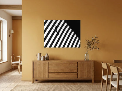 Tableau passage piéton graphique noir et blanc sur toile 2 cm, mis en scène dans : salle à manger aux murs ocre