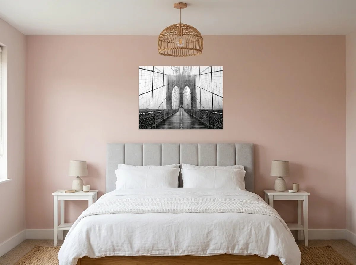 Tableau passerelle du pont de Brooklyn noir et blanc sur toile 2 cm, présenté dans une chambre aux murs rose poudré