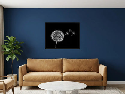Tableau Pissenlit au Vent noir et blanc en toile encadrée noire, présenté dans : salon aux murs bleu nuit
