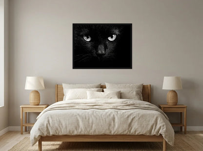 Tableau portrait de chat noir en toile encadrée noire, présenté dans une chambre aux tons lin et grège