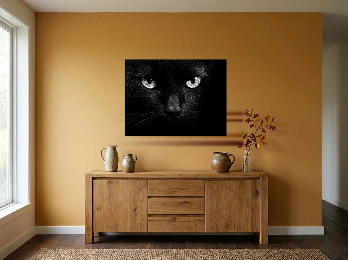 Tableau portrait de chat noir sur toile 2 cm, présenté dans une salle à manger aux murs ocre