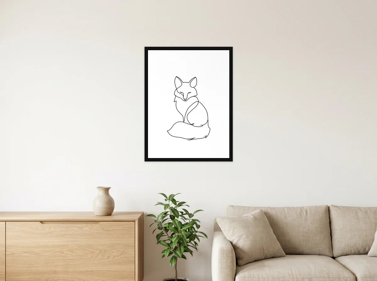 Tableau renard assis noir et blanc en toile encadrée noire, présenté dans un salon blanc chaleureux et bois clair