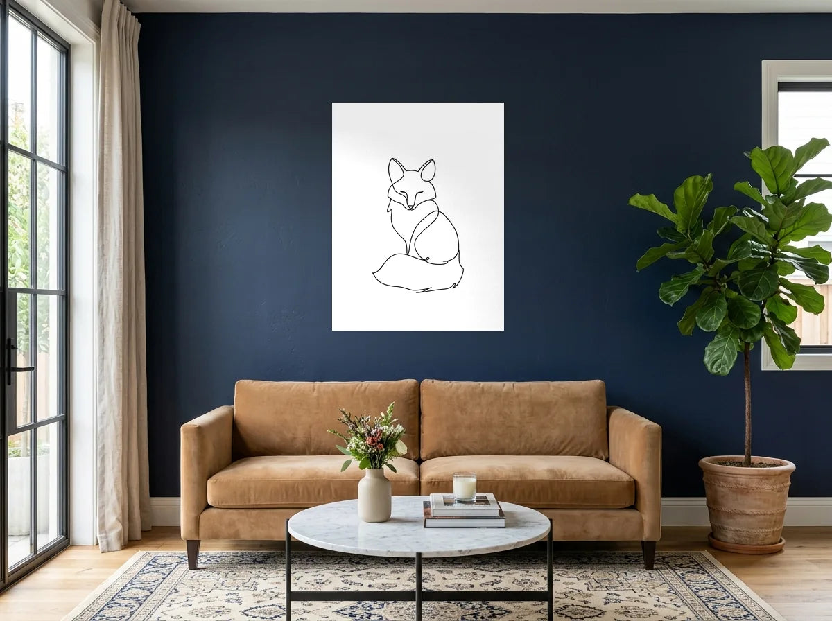 Tableau renard assis noir et blanc sur toile 2 cm, présenté dans un salon aux murs bleu nuit