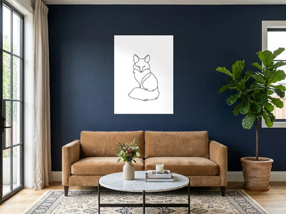 Tableau renard assis noir et blanc sur toile 2 cm, présenté dans un salon aux murs bleu nuit