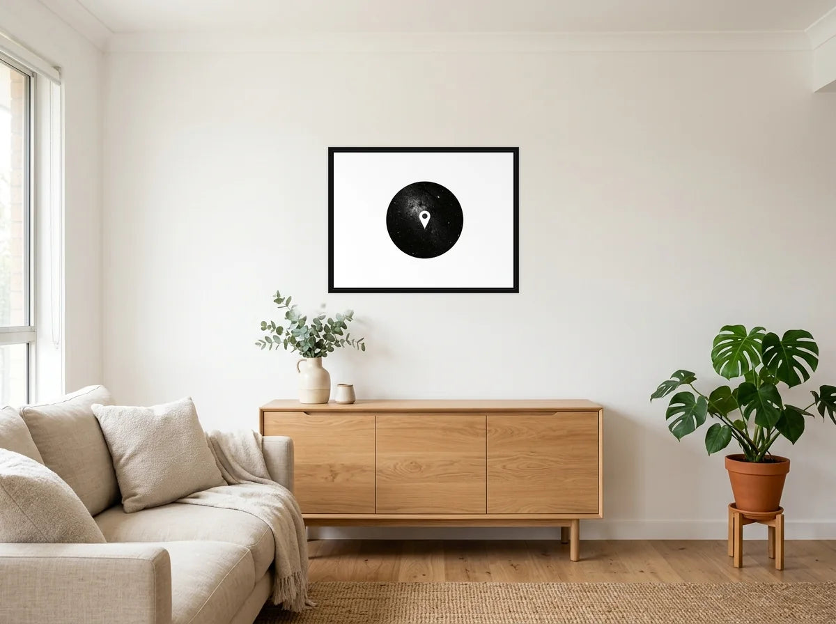 Tableau Repère Céleste noir et blanc en toile encadrée noire, présenté dans : salon blanc chaleureux et bois clair