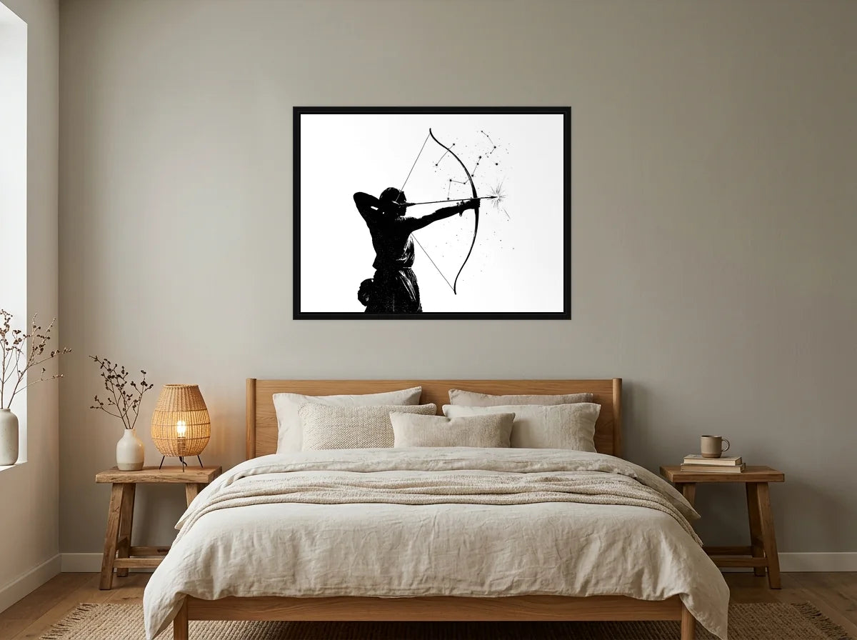 Tableau sagittaire flèche céleste noir et blanc en toile encadrée noire, présenté dans : chambre aux tons lin et grège