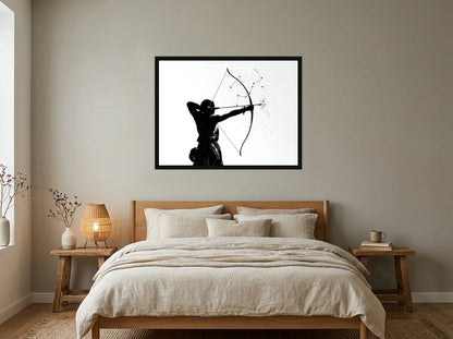 Tableau sagittaire flèche céleste noir et blanc en toile encadrée noire, présenté dans : chambre aux tons lin et grège