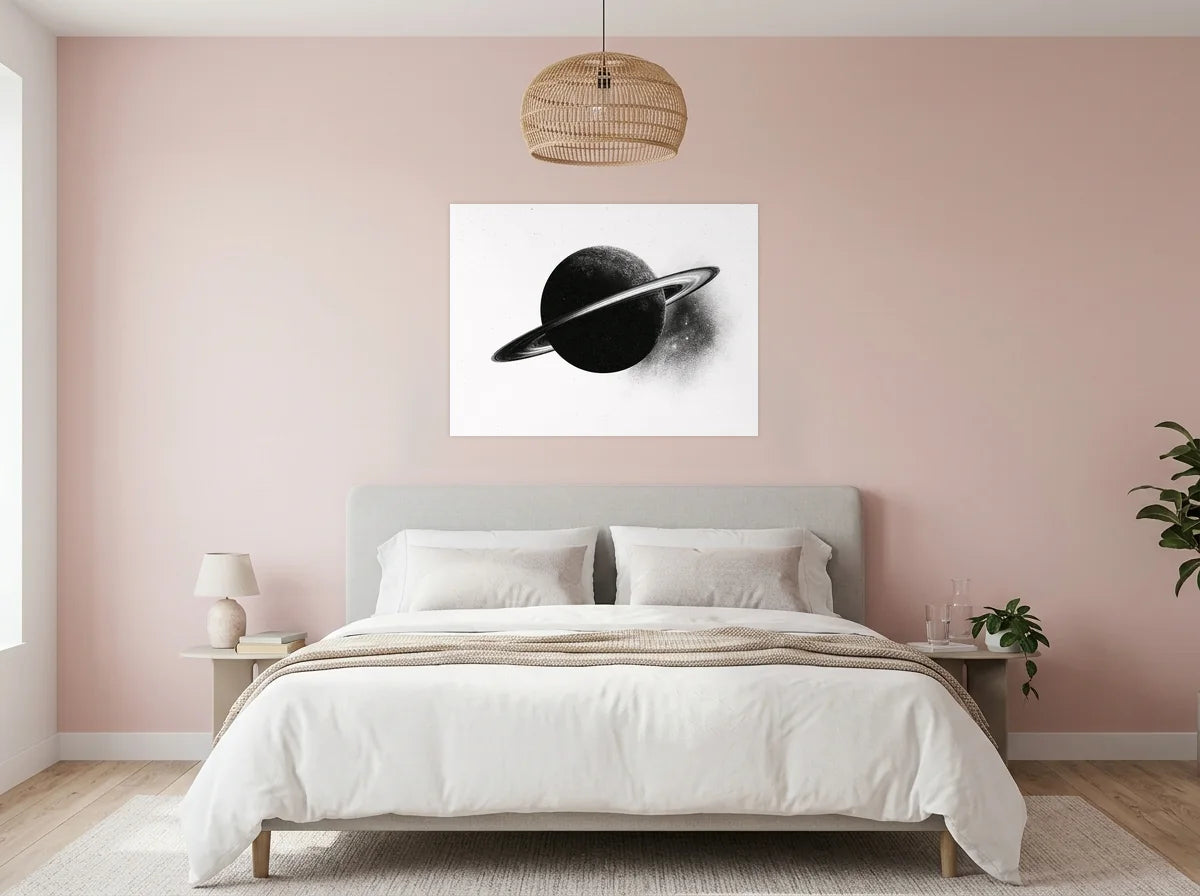 Tableau saturne aux anneaux lumineux noir et blanc sur toile 2 cm, présenté dans : chambre aux murs rose poudré