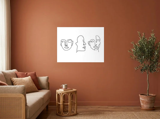 Tableau Trois Visages au Trait noir et blanc sur toile 2 cm, présenté dans un salon aux murs terracotta