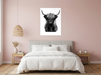 Tableau vache highland de face noir et blanc sur toile 2 cm, présenté dans chambre aux murs rose poudré
