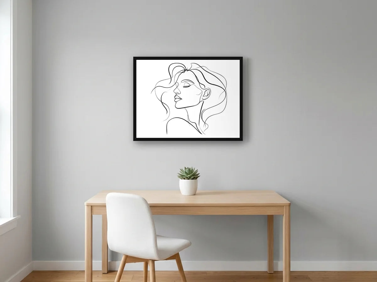 Tableau visage féminin au trait noir et blanc en toile encadrée noire, présenté dans un intérieur chaleureux
