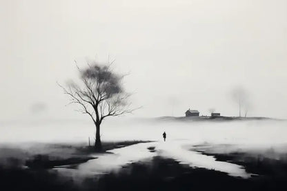 Une silhouette solitaire marche le long d’un chemin brumeux avec un arbre stérile sur la gauche et quelques bâtiments au loin. Le Tableau Peinture Campagne Champ Paysage Noir et Blanc monochromatique évoque un sentiment de solitude, qui rappelle l'art paysager que l'on retrouve dans la peinture campagne classique.