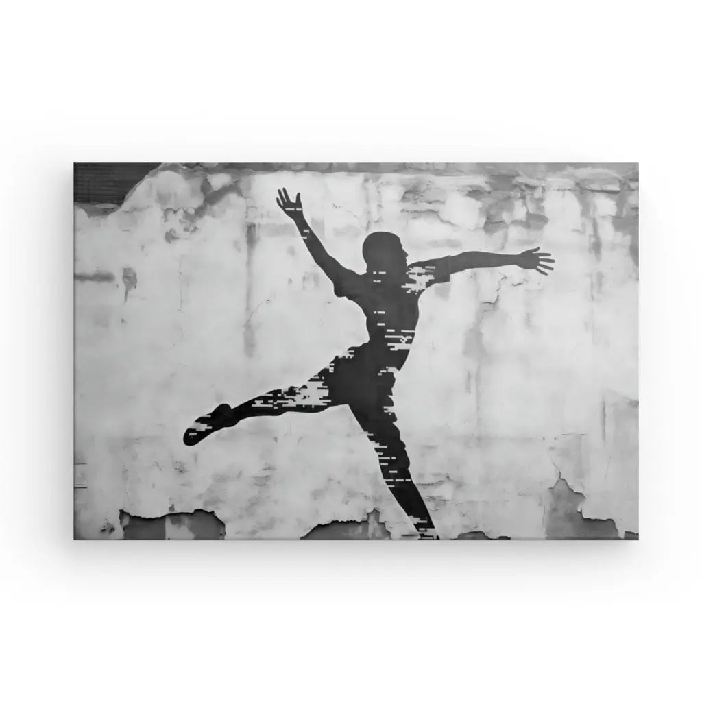 Une fresque murale en niveaux de gris sur un mur patiné représente une silhouette en plein saut avec les bras tendus, ce qui la fait ressembler à un Tableau Basketteur Underground Tag Noir et Blanc évocateur. La texture de la peinture murale semble se fondre dans la surface usée du mur.