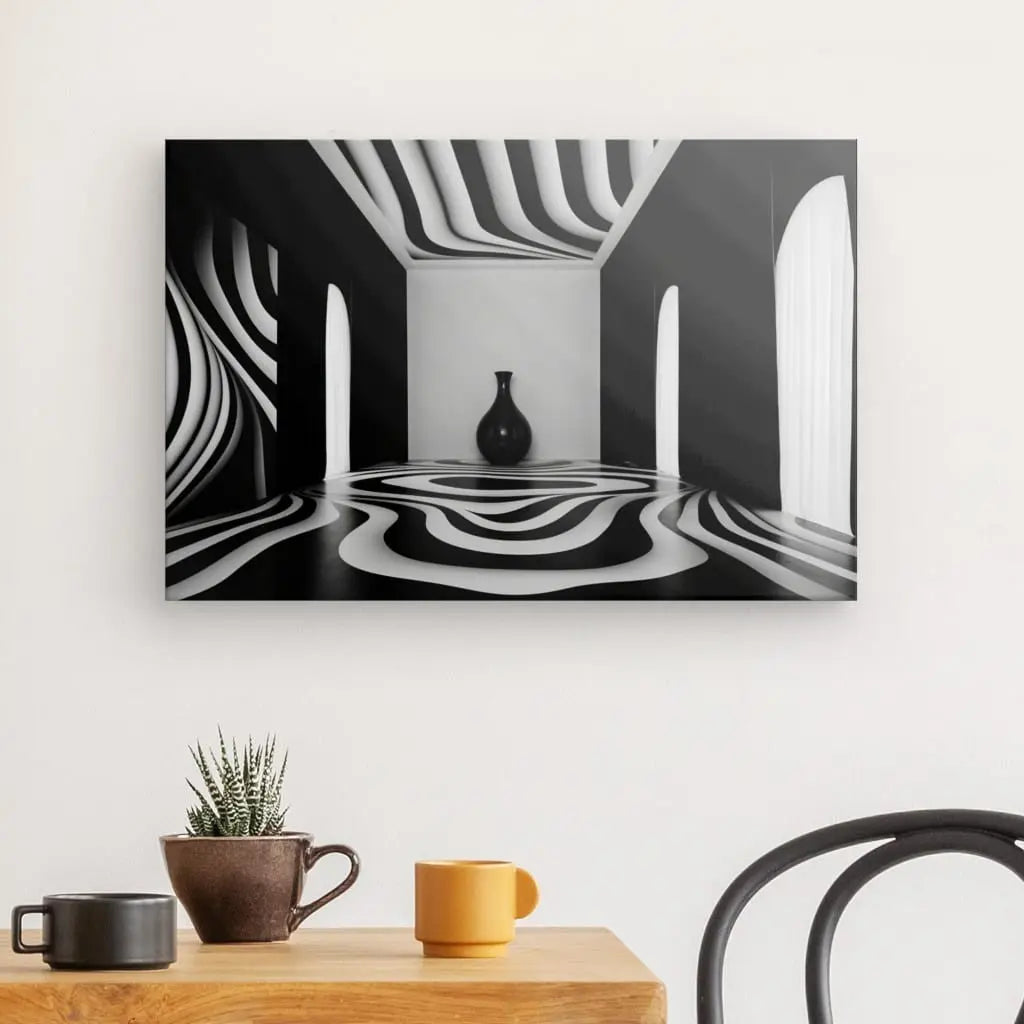 Une photographie en noir et blanc, rappelant un Tableau Nature Morte Hypnotique Design Art Noir et Blanc, met en scène une pièce avec des motifs ondulés au sol et au plafond. Un vase au centre est monté sur un mur blanc au-dessus d'une table en bois, ajoutant une touche élégante à la décoration intérieure.